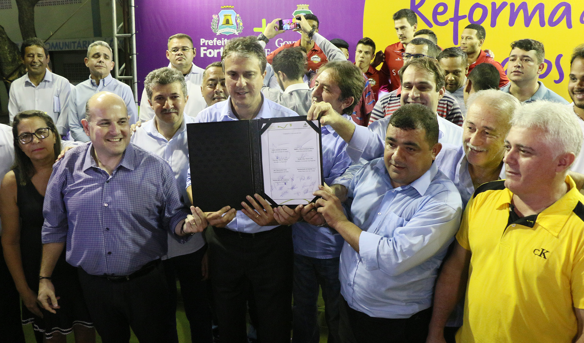 várias pessoas num palco